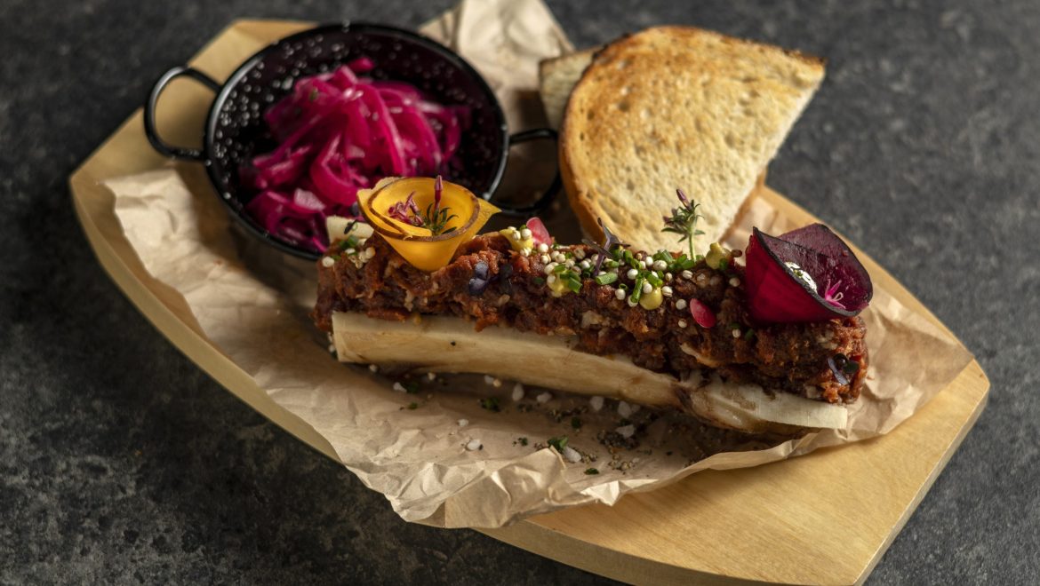 Marrow beefsteak with garlic toast and marinated onion