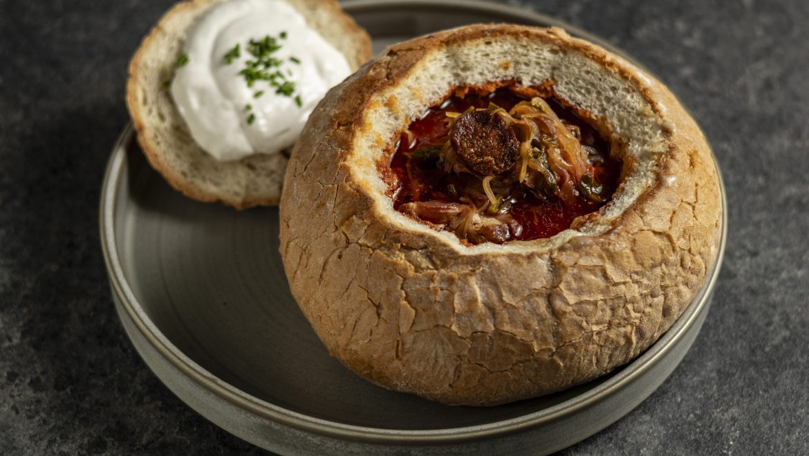 Betyár soup in a loaf