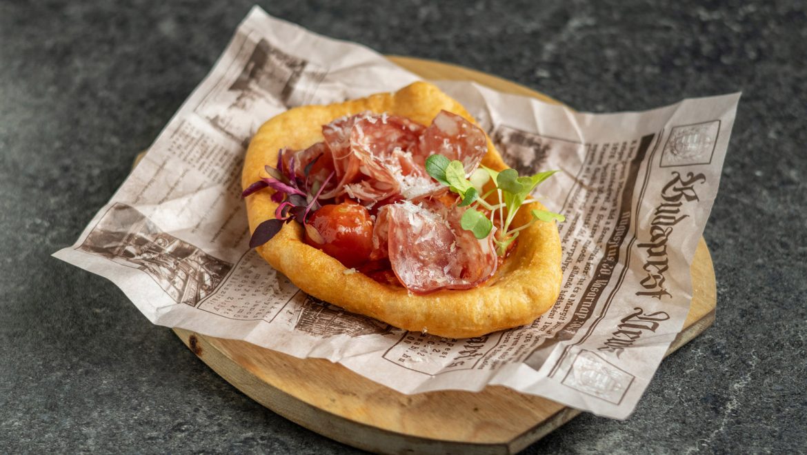 Lángos con chorizo